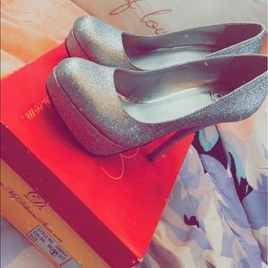 Great condition never worn size 6 heels